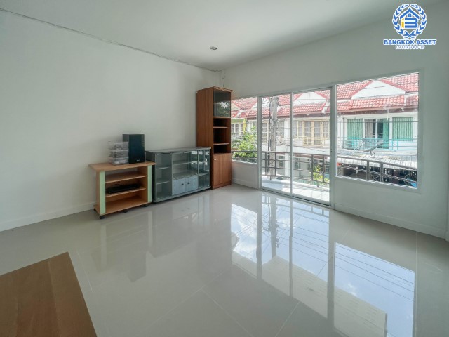 ทาวน์เฮ้าส์มือสองย่านนนทบุรี ม.ทอฝัน พิบูลย์สงคราม เนื้อที่ 19.2 ตร.ว. ฟังก์ชัน 3 ห้องนอน 2 ห้องน้ำ 1 ที่จอดรถ แถมฟรี! 2 เครื่องปรับอากาศ 1 เครื่องทำน้ำอุ่น บนทำเลเดินทางสะดวก เชื่อมต่อหลายเส้นทาง ใกล้จุดขึ้นทางด่วน "พระราม7" และรถไฟฟ้าสายสีม่วง "สถานีแยกติวานนท์"